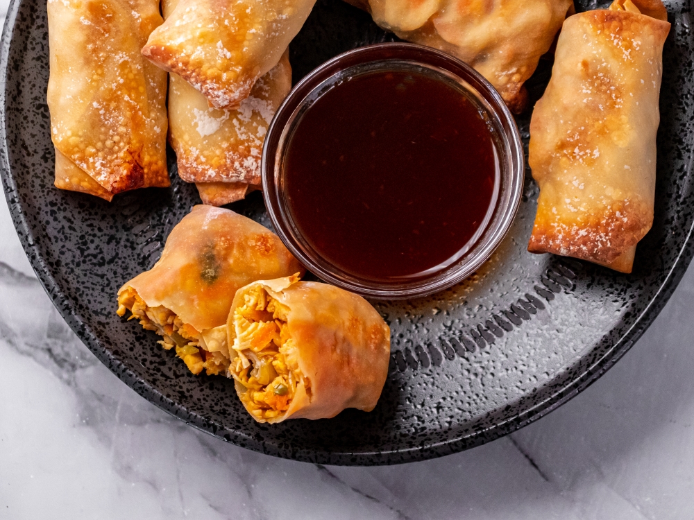Image for Rollitos de Huevo con Verduras, Pollo, y Salsa Sriracha