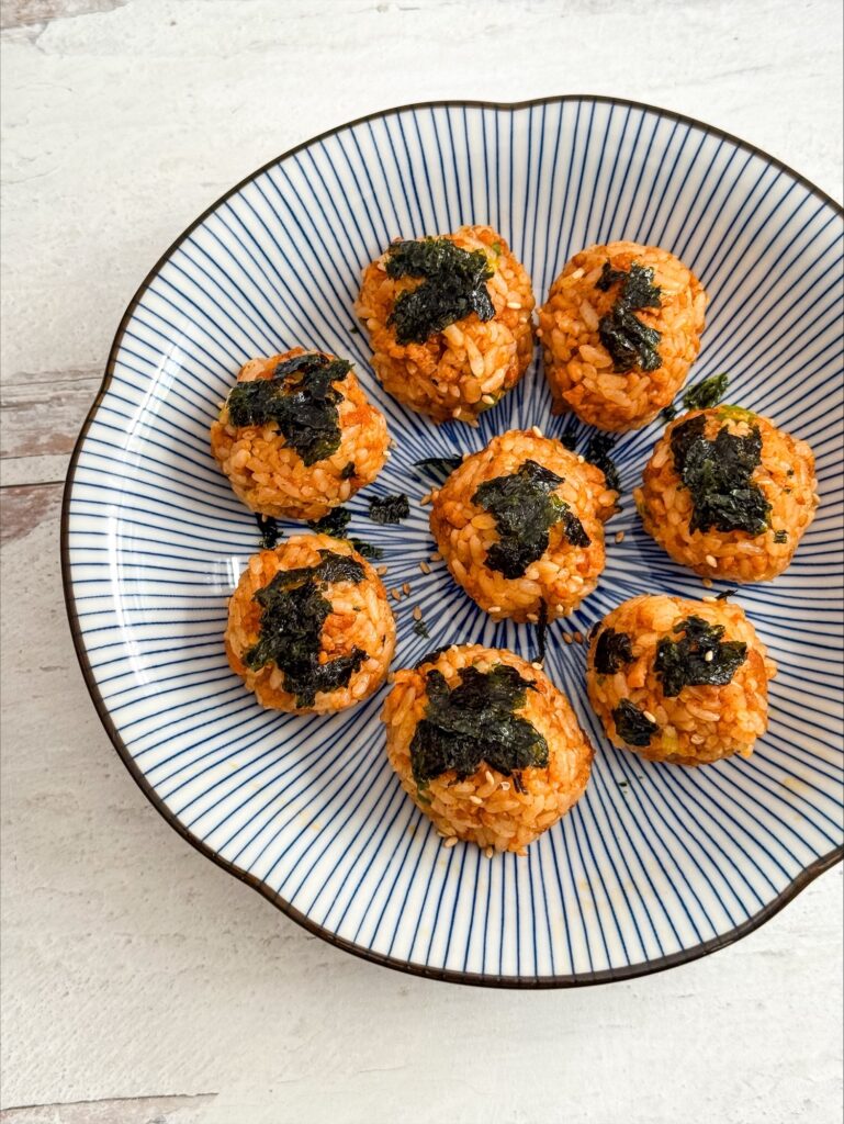 Image for Bolitas de arroz y pollo estilo coreano con salsa gochujang